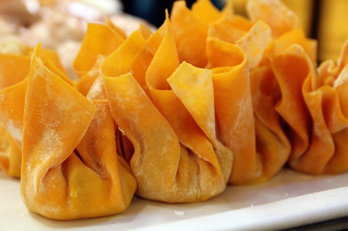 platter di dim sum con rolli e dumplingi