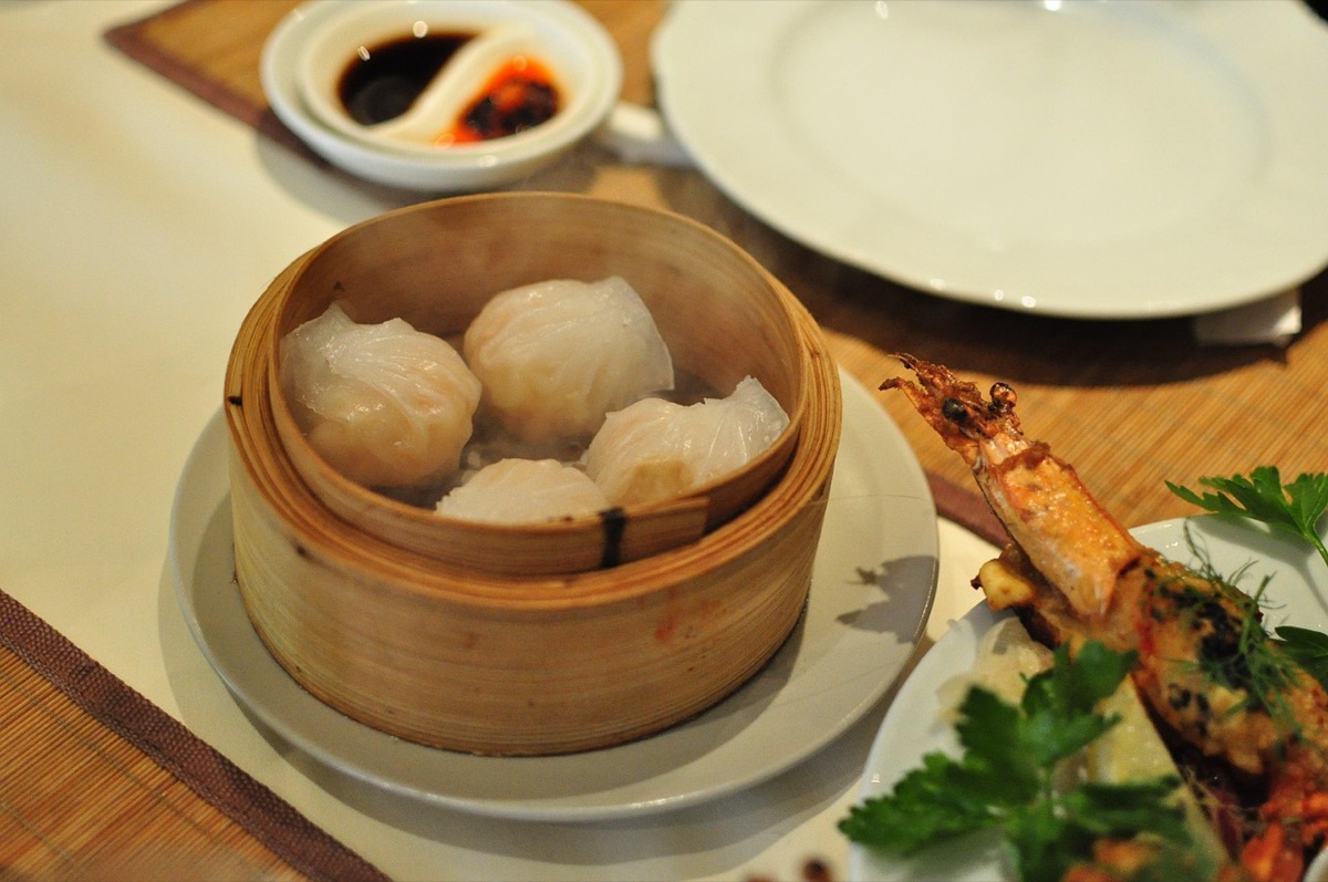 香港點心侍者：竹製點心盤與服務