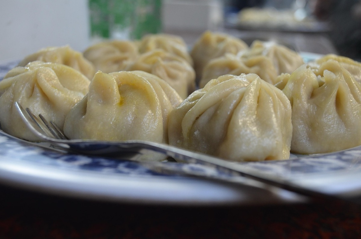 tavola de dim sum com pratos de alimentação asiática
