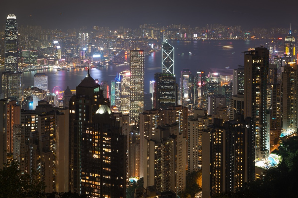 Paisagem noturna do skyline de Hong Kong