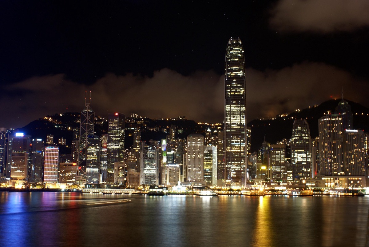 paisagem da skyline de hongkong com um taxi