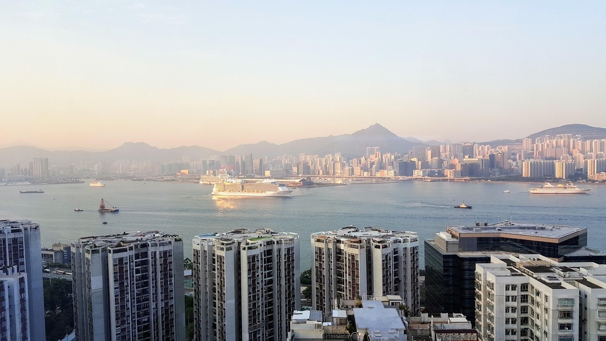 Un hall d'hôtel à Hong Kong avec une vue sur la ville