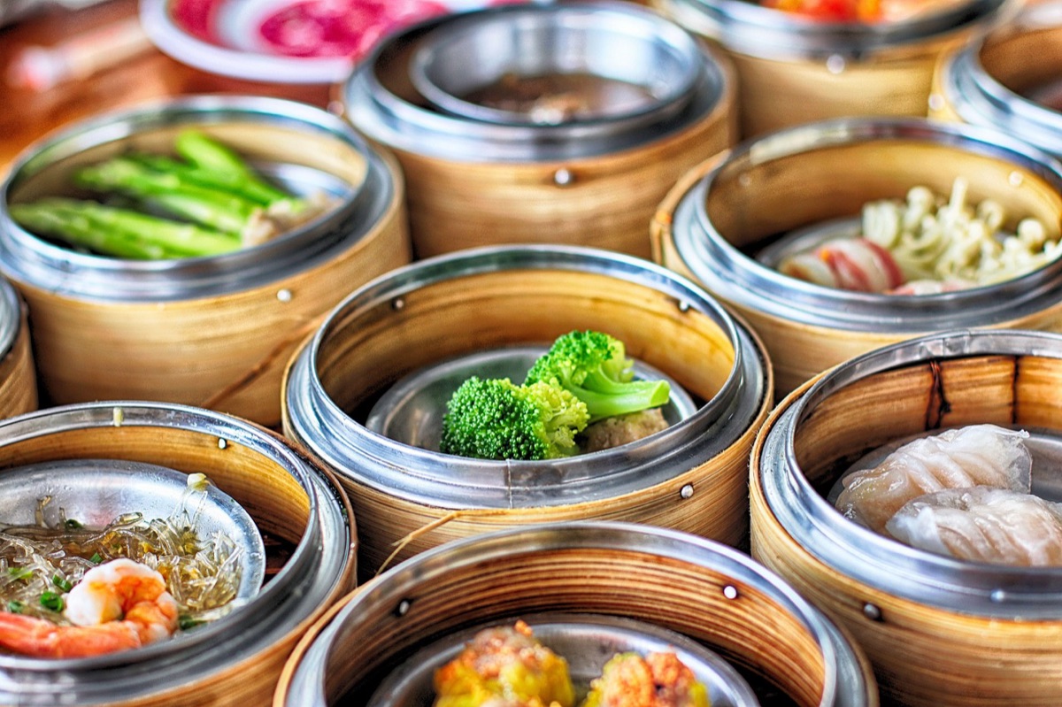 Innenraum eines traditionellen Hongkong-Dimsum-Restaurants mit zarten Kuchen und Tischen
