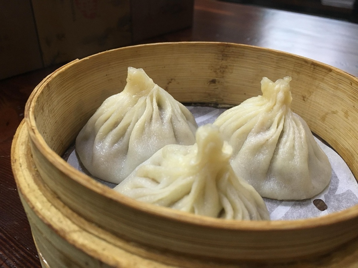 Dim sum platter with chopsticks en español