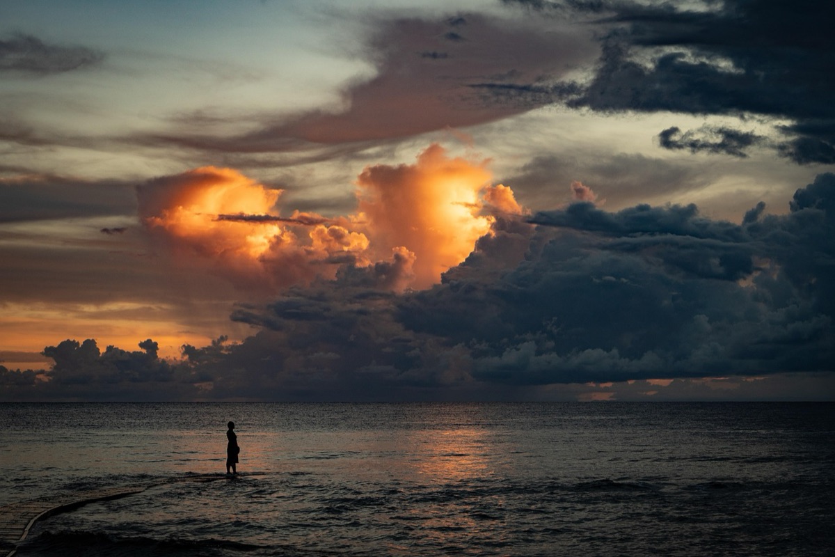 cena do pôr do sol sobre a ilha lan-tau
