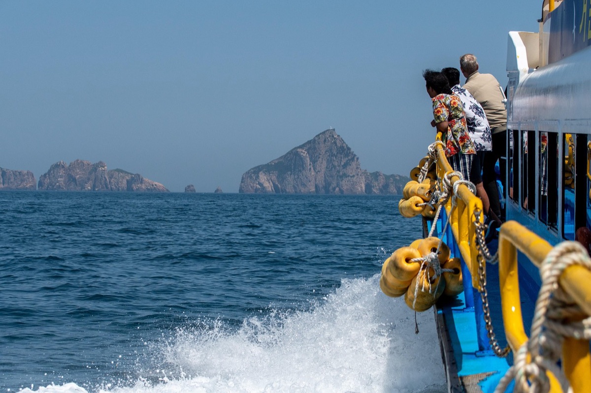 barco no mar próximo à ilha lan-tau