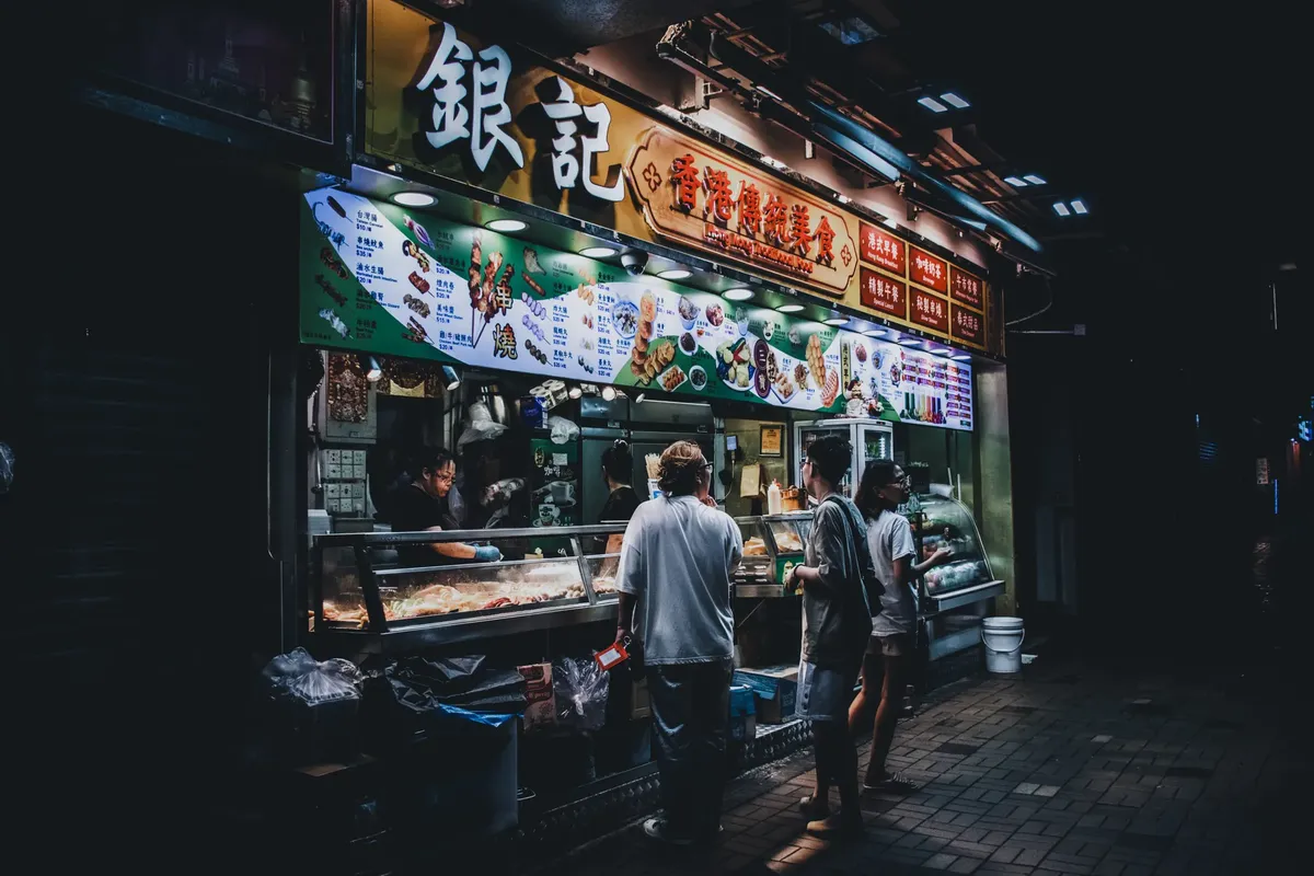 香港の通りの飲食店での夜の様子