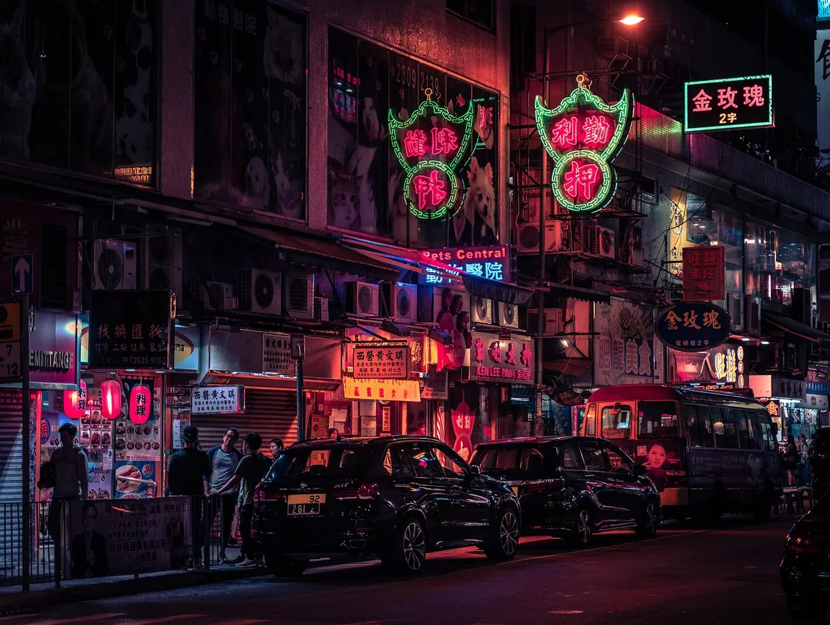 道、車、歩行者、バス、インフラ、香港、ネオン、自動車、中国、未来感、建築、夜、都会、照明、街、市中心部、旅行